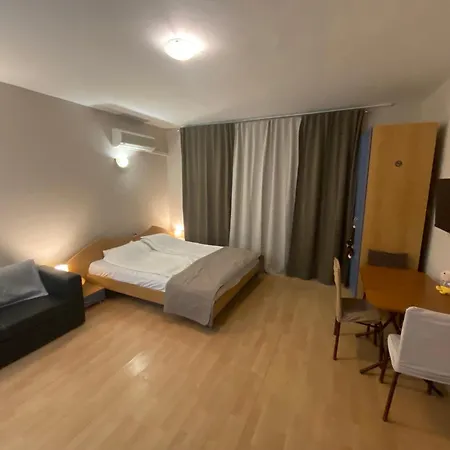 Studio - Sleeps 4 & Access To Pools